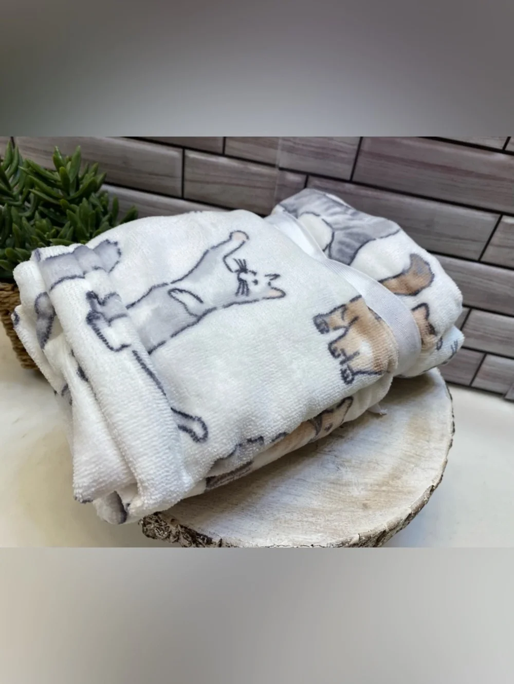 DC Designs ❤️ Cat pattern (2) Hand  Towels NWT